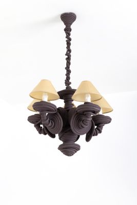 un lustre à trois lampes suspendu au plafond