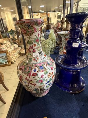 deux vases posés sur un tapis bleu