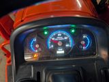 un gros plan d'une moto avec un compteur de vitesse et des jauges