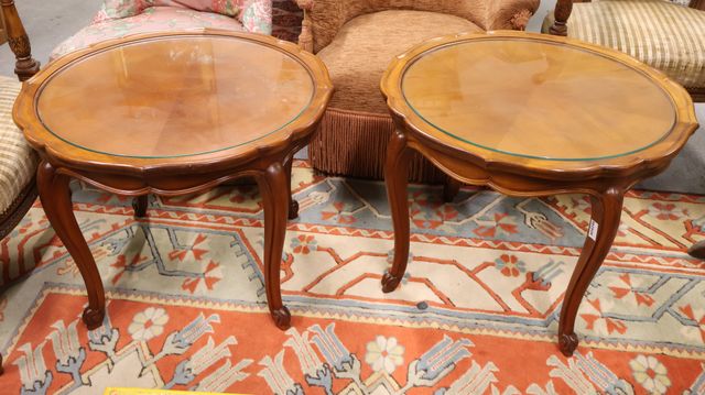 Paire de tables basses d’inspiration Louis XV plateaux ronds H : ...