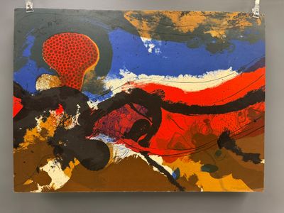 peinture abstraite représentant une œuvre rouge, bleue, jaune et noire accrochée à un mur