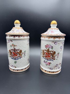 paire de boîtes anciennes en porcelaine chinoise, ornées de motifs floraux et d'or