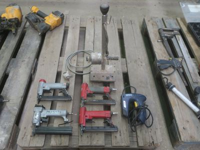 4 agrafeuses pneumatiques, 1 agrafeuse électrique et marqueu… - Photo 1