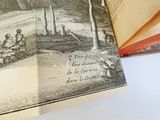 un livre ouvert sur lequel figure l'image d'un château