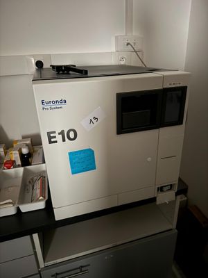 une machine posée sur un bureau