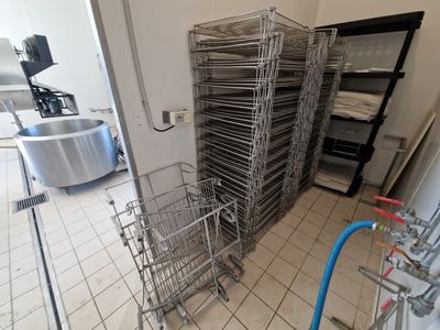 de nombreuses étagères remplies d'aliments dans une cuisine, avec un mixeur en arrière-plan