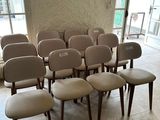 Plusieurs chaises sont disposées en cercle dans une pièce vide.
