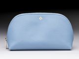 un petit sac à main bleu orné d'une étoile dorée sur le devant
