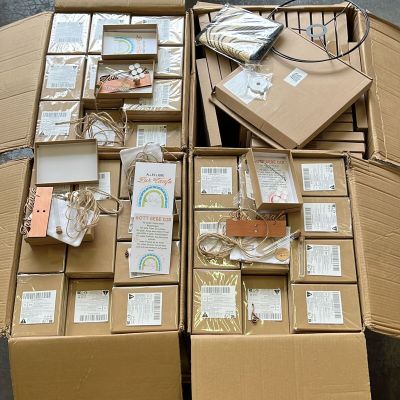 de nombreuses boîtes contenant du matériel électronique posées sur une table