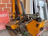 une machine posée sur une palette à côté d'un mur de briques