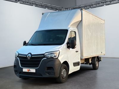 une camionnette blanche garée à l'intérieur d'un bâtiment