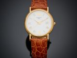 un gros plan d'une montre en or avec un bracelet marron