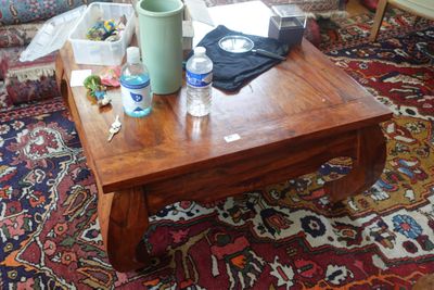une table basse sur laquelle est posé un vase, dans un salon