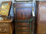 une commode, un meuble à tiroirs et un miroir dans une pièce