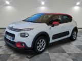 une voiture blanche de marque Citrole garée dans une pièce au sol en damier