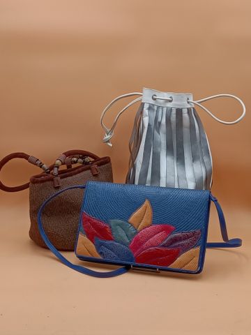 Lot de 3 sacs. 1 marron en toile porté épaule, 1 dessus paille bl
