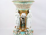 une image représentant un vase posé sur un socle, sur fond blanc