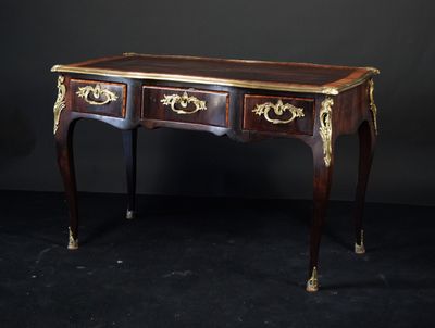 l'image d'un bureau avec deux tiroirs