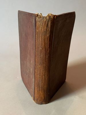 un vieux livre posé sur une table