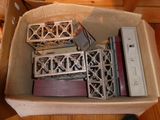 une boîte en carton remplie d'objets divers posée sur un plancher en bois