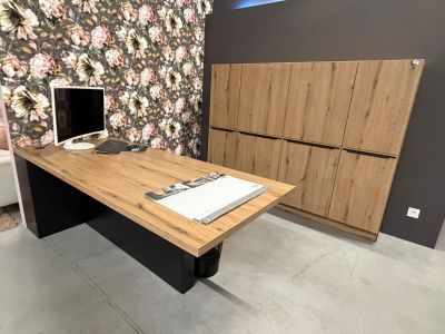 un bureau en bois sur lequel est posé un ordinateur