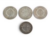 quatre types de pièces différents sont présentés sur une surface blanche