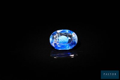 gros plan d'un diamant bleu sur une surface noire