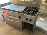 une cuisinière en acier inoxydable équipée de deux feux
