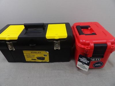 deux boîtes à outils posées l'une à côté de l'autre sur une table