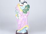 figurine d'une femme tenant un enfant dans ses bras