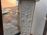un socle blanc au milieu d'un sol carrelé