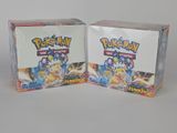 Deux boîtes de cartes à collectionner Pokémon sont posées côte à côte