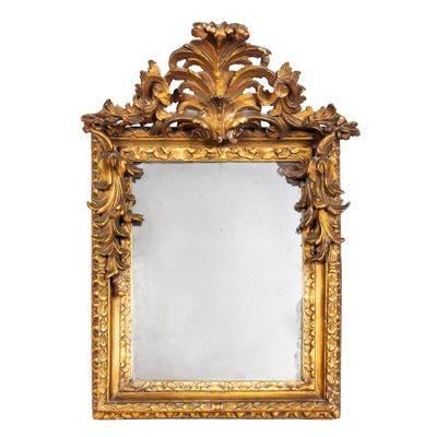 une image d'un miroir encadré d'or sur un mur blanc