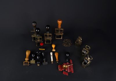 tout un tas de petits jouets posés sur une table