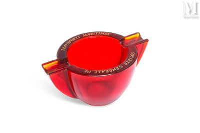 une tasse rouge avec une anse sur un fond blanc