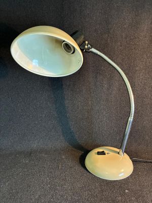 une lampe posée sur une table à côté d'un ordinateur portable