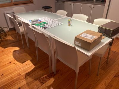 une table sur laquelle se trouvent plusieurs objets