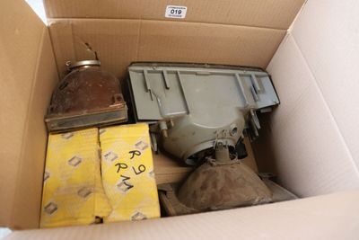 une boîte en carton contenant de nombreux objets