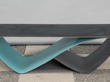 un banc noir et bleu posé sur un sol à carreaux