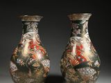 paire de vases ornés de motifs floraux sur fond noir