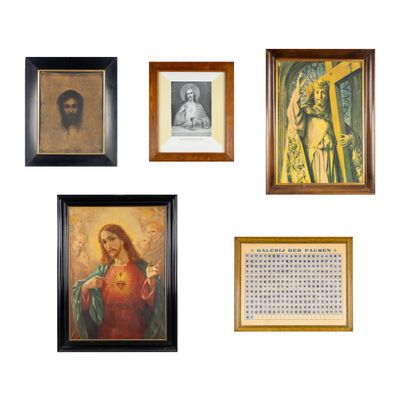 de nombreuses images encadrées de Jésus et d'autres objets religieux accrochés au mur