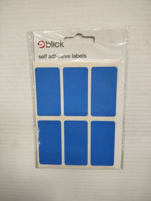 étiquettes autocollantes bleues dans un emballage, sur fond blanc