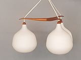 trois lampes suspendues au plafond dans une pièce