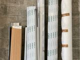 une pile de livres posée sur une étagère contre un mur