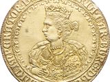 Gros plan sur une pièce d'or ornée d'une couronne