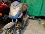 une moto garée dans un garage à côté d'autres motos
