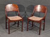 deux chaises en bois avec des assises rembourrées, sur fond gris