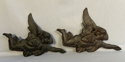 paire de ciseaux anciens en métal moulé, ornés d'ailes d'ange
