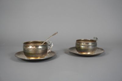 paire de tasses et soucoupes en métal argenté, avec des cuillères posées sur les soucoupes