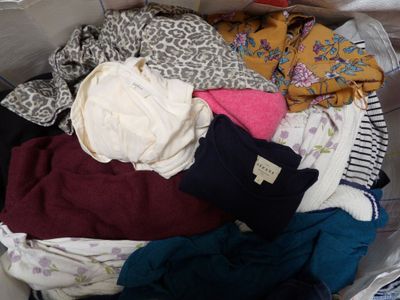 un sac rempli de vêtements posé par terre